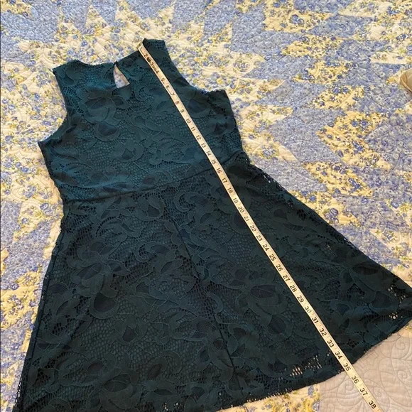 Elegant Green Lace Dress - Picture 2 of 2